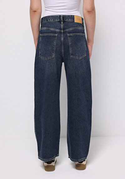 صورة من دينيم للنساء بناطيل