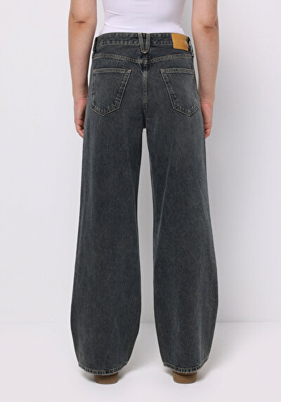 صورة من أزرق داكن للنساء بناطيل