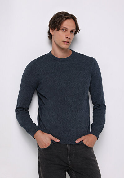 صورة من أزرق بحري للرجال بلوفر