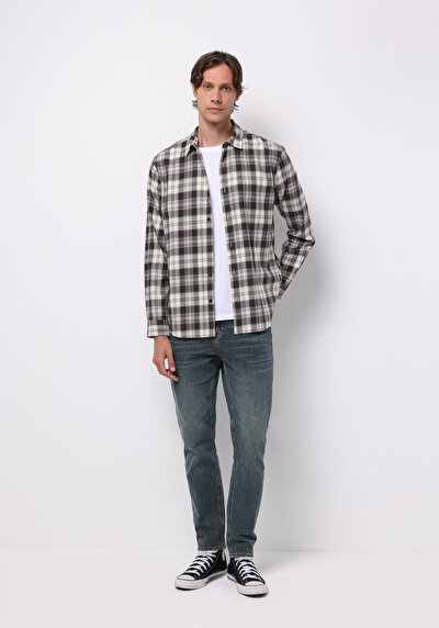 صورة من أزرق فاتح للرجال بناطيل