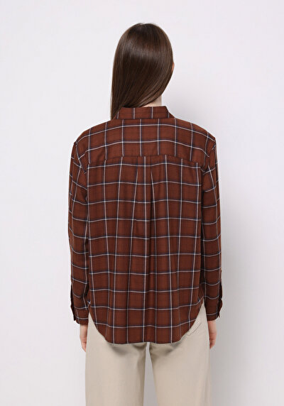 صورة من بني للنساء قميص كم طويل