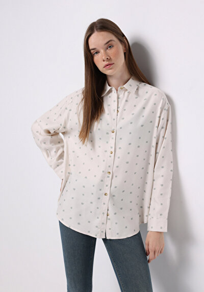 صورة من بيج فاتح للنساء قميص  كم طويل