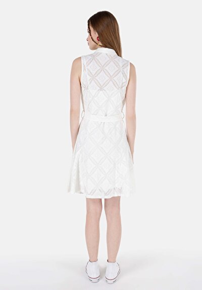 اعرض التفاصيل لـ فستان نسائي أبيض مطرز بياقة قميص عادي  