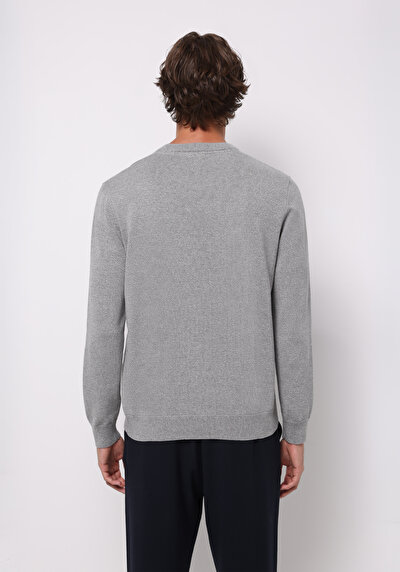 صورة من أبيض للرجال بلوفر