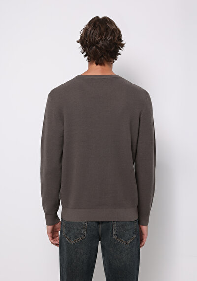 صورة من بني للرجال بلوفر