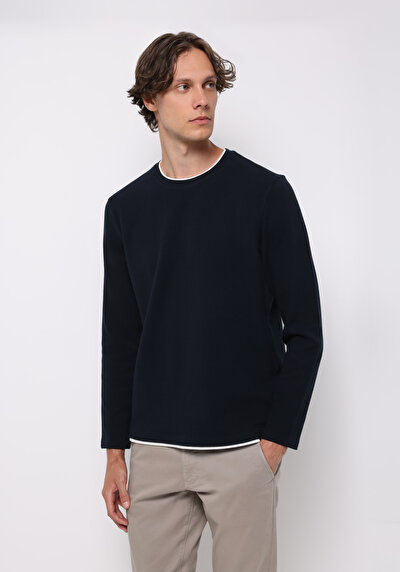 صورة من أزرق بحري للرجال تي شيرت كم طويل