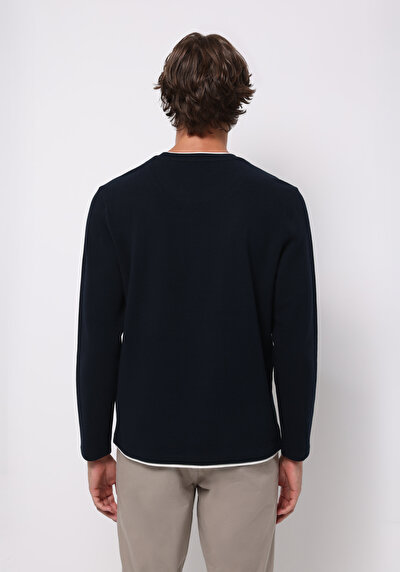 صورة من أزرق بحري للرجال تي شيرت كم طويل