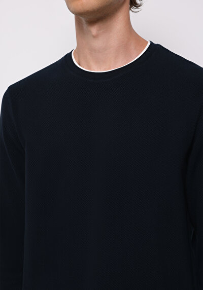 صورة من أزرق بحري للرجال تي شيرت كم طويل