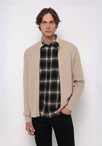 صورة من بيج للرجال كنزة