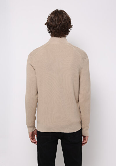 صورة من بيج للرجال كنزة