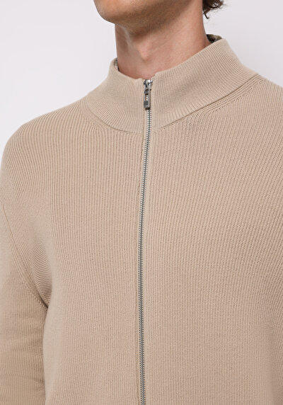 صورة من بيج للرجال كنزة