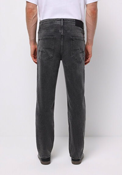 صورة من أسود للرجال بناطيل