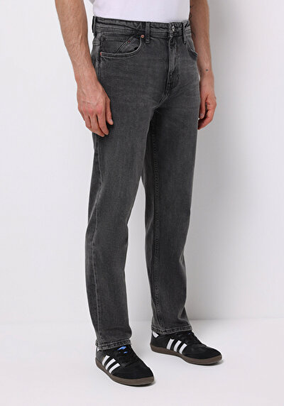 صورة من أسود للرجال بناطيل