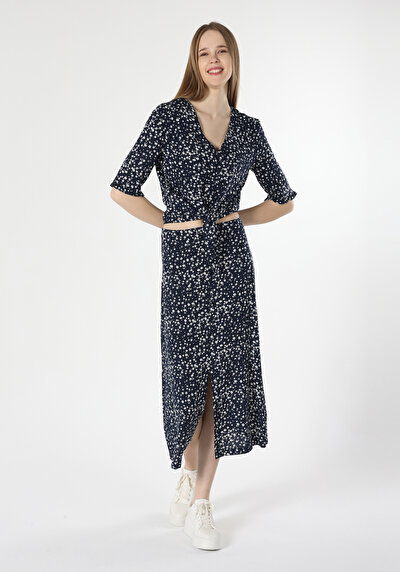 صورة من  عادي رقبة على شكل V نسائي أزرق كحلي قميص بأكمام قصيرة