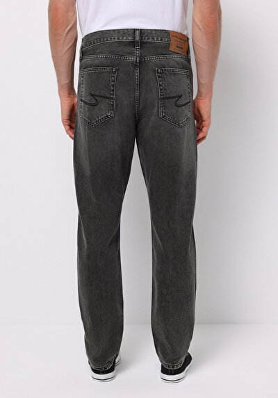 صورة من أسود للرجال بناطيل