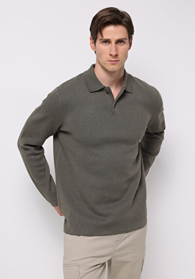 صورة من كاكي للرجال بلوفر