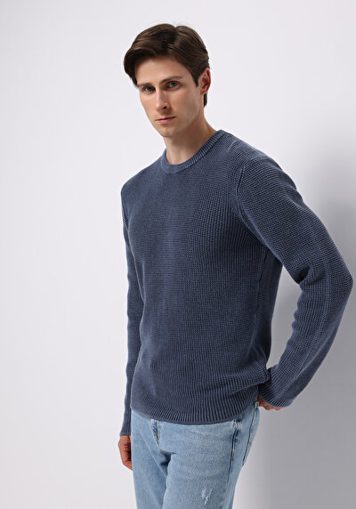 صورة من أزرق للرجال بلوفر