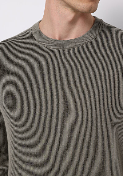 صورة من كاكي للرجال بلوفر