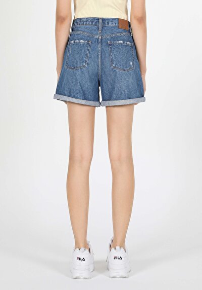 صورة من دينيم للنساء شورت