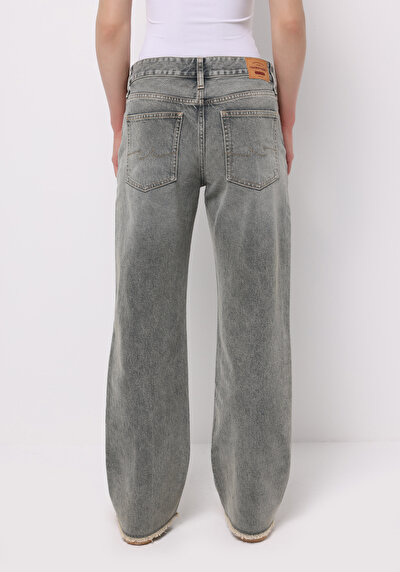 صورة من دينيم للنساء بناطيل