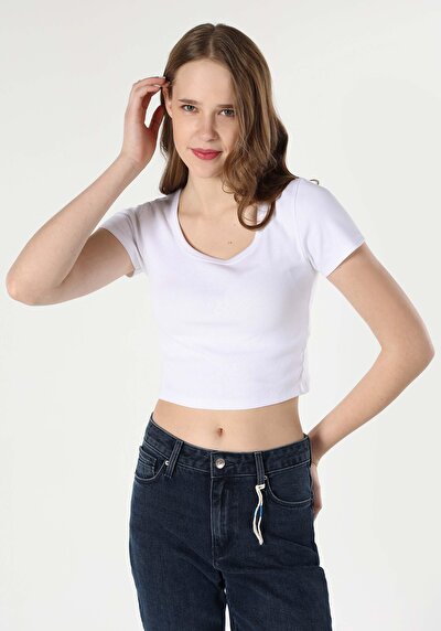 صورة من ضيق ياقة مستديرة مستقيم نسائي أبيض كم قصير تي شيرت