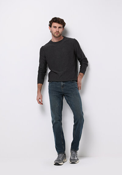 صورة من أسود للرجال بناطيل