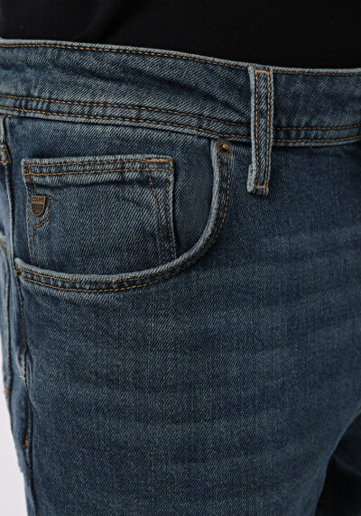 صورة من أسود للرجال بناطيل