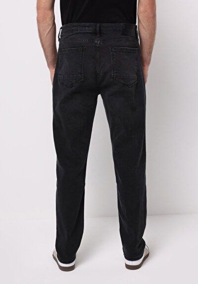 صورة من أسود للرجال بناطيل