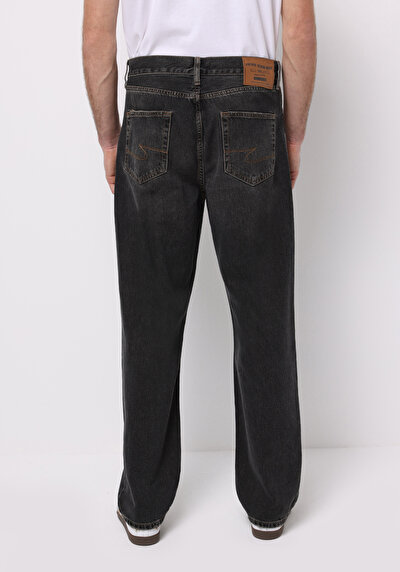 صورة من أسود للرجال بناطيل