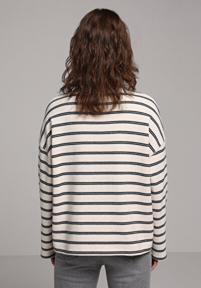 صورة من بيج فاتح للنساء بلوز