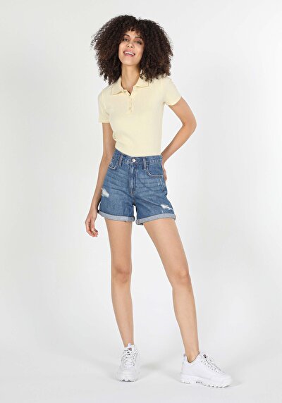 صورة من دينيم للنساء شورت