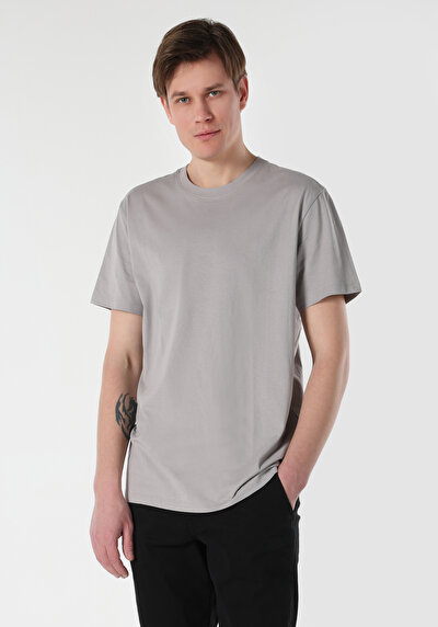 صورة من رمادي للرجال تي شيرت بأكمام قصيرة