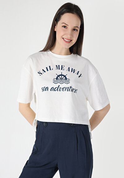 صورة من   رقبة مستديرة مطبوعة نسائية أبيض قصيرة أكمام تي شيرت