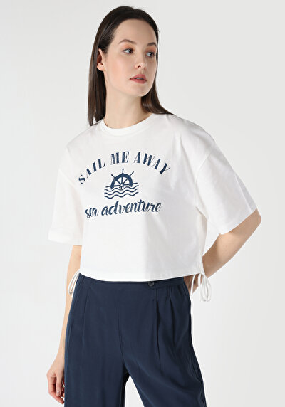 صورة من رقبة مستديرة مطبوعة نسائية أبيض قصيرة أكمام تي شيرت