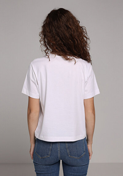 صورة من أبيض للنساء تي شيرت بأكمام قصيرة