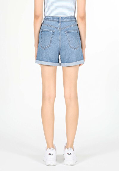 صورة من أزرق فاتح للنساء شورت