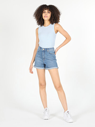 صورة من أزرق فاتح للنساء شورت