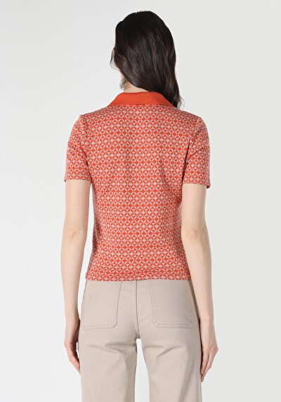 صورة من برتقالي للنساء تي شيرت بأكمام قصيرة