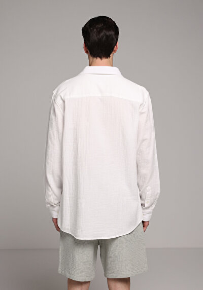 صورة من أبيض للرجال قميص كم طويل