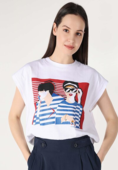 صورة من أبيض للنساء تي شيرت بأكمام قصيرة