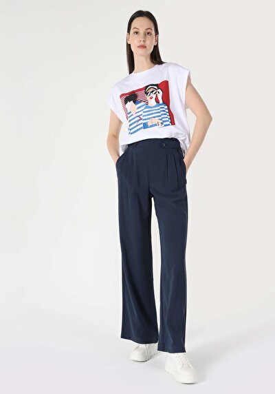 صورة من أبيض للنساء تي شيرت بأكمام قصيرة