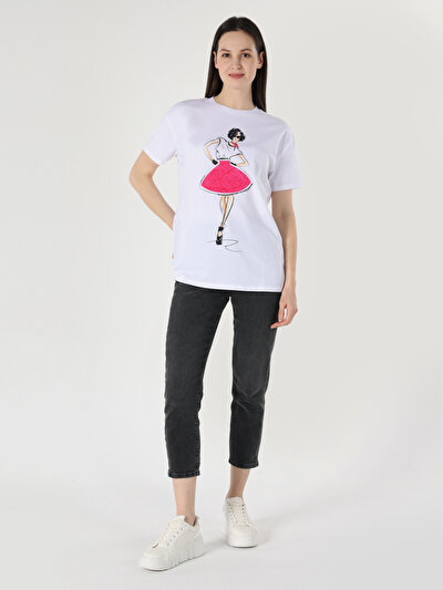 صورة من أبيض للنساء تي شيرت بأكمام قصيرة