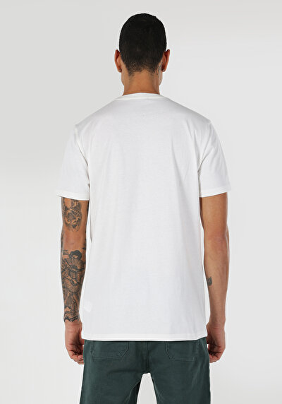 صورة من رقبة مستديرة مستقيم تي شيرت أبيض بأكمام قصيرة للرجال