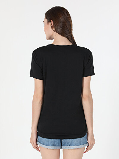 صورة من أسود للنساء تي شيرت بأكمام قصيرة