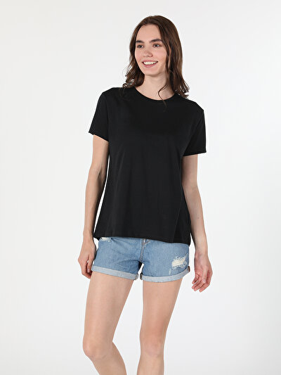 صورة من أسود للنساء تي شيرت بأكمام قصيرة