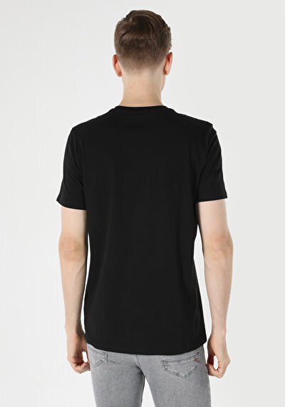 صورة من أسود للرجال تي شيرت بأكمام قصيرة