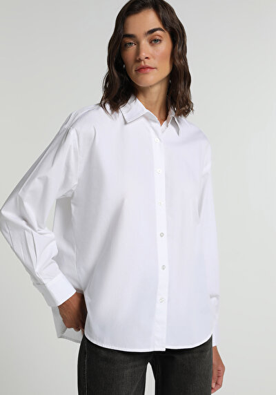 صورة من أبيض للنساء قميص  كم طويل