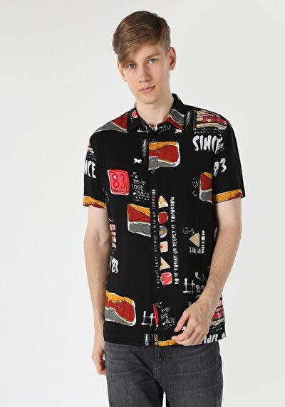 صورة من قميص عادي رقبة مطبوع رجالي أسود كم قصير قميص