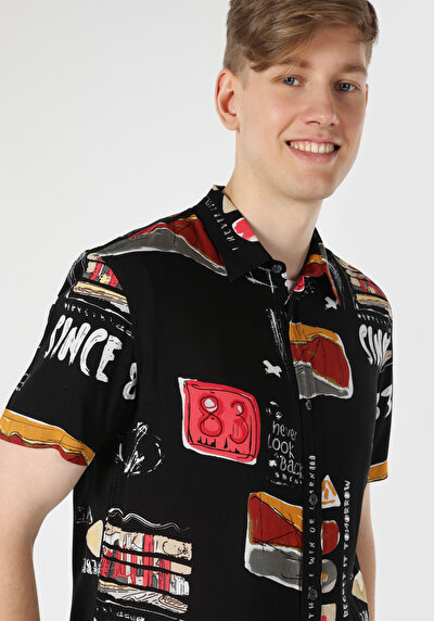 اعرض التفاصيل لـ قميص عادي رقبة مطبوع رجالي أسود كم قصير قميص