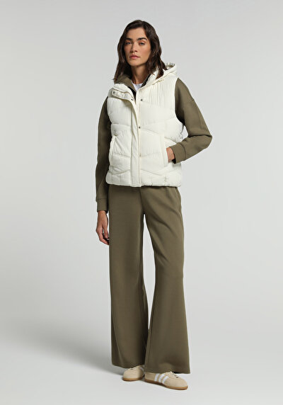 صورة من بيج فاتح للنساء صدرية